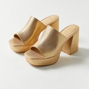 Urban Outfitters Gigi Platform Croc